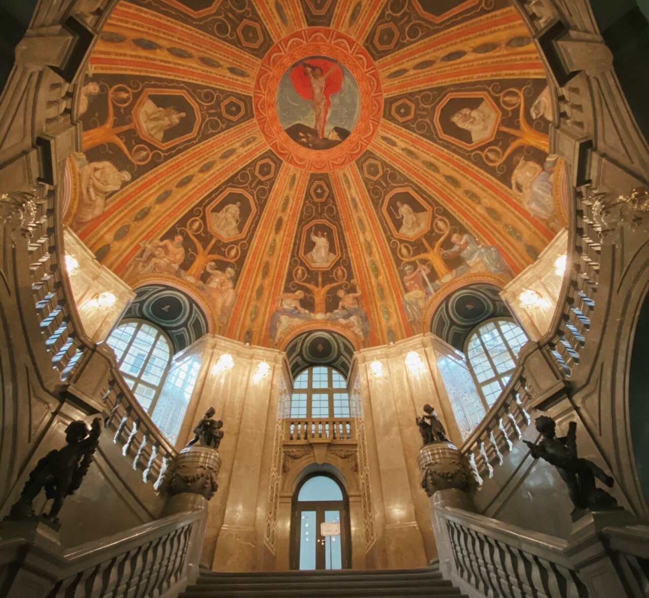 Das Bild zeigt den Blick treppenaufwärts im Flur des Dresdner Rathauses.