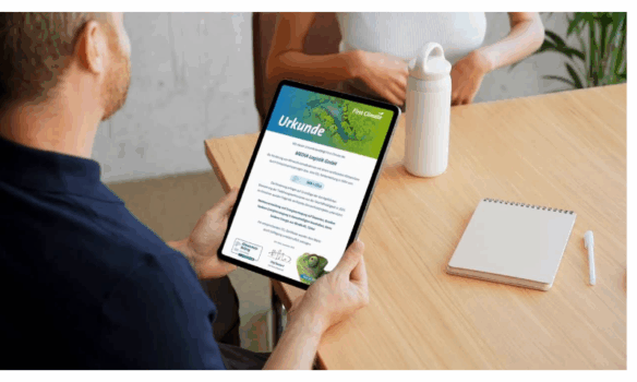 Urkunde von First Climate auf einem Tablet.