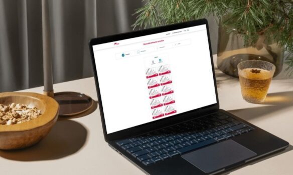 Das Bild zeigt einen aufgeklappten Laptop mit der geöffneten Internetseite www.wunschbriefmarke.de mit einem weihnachtlichem Motiv.