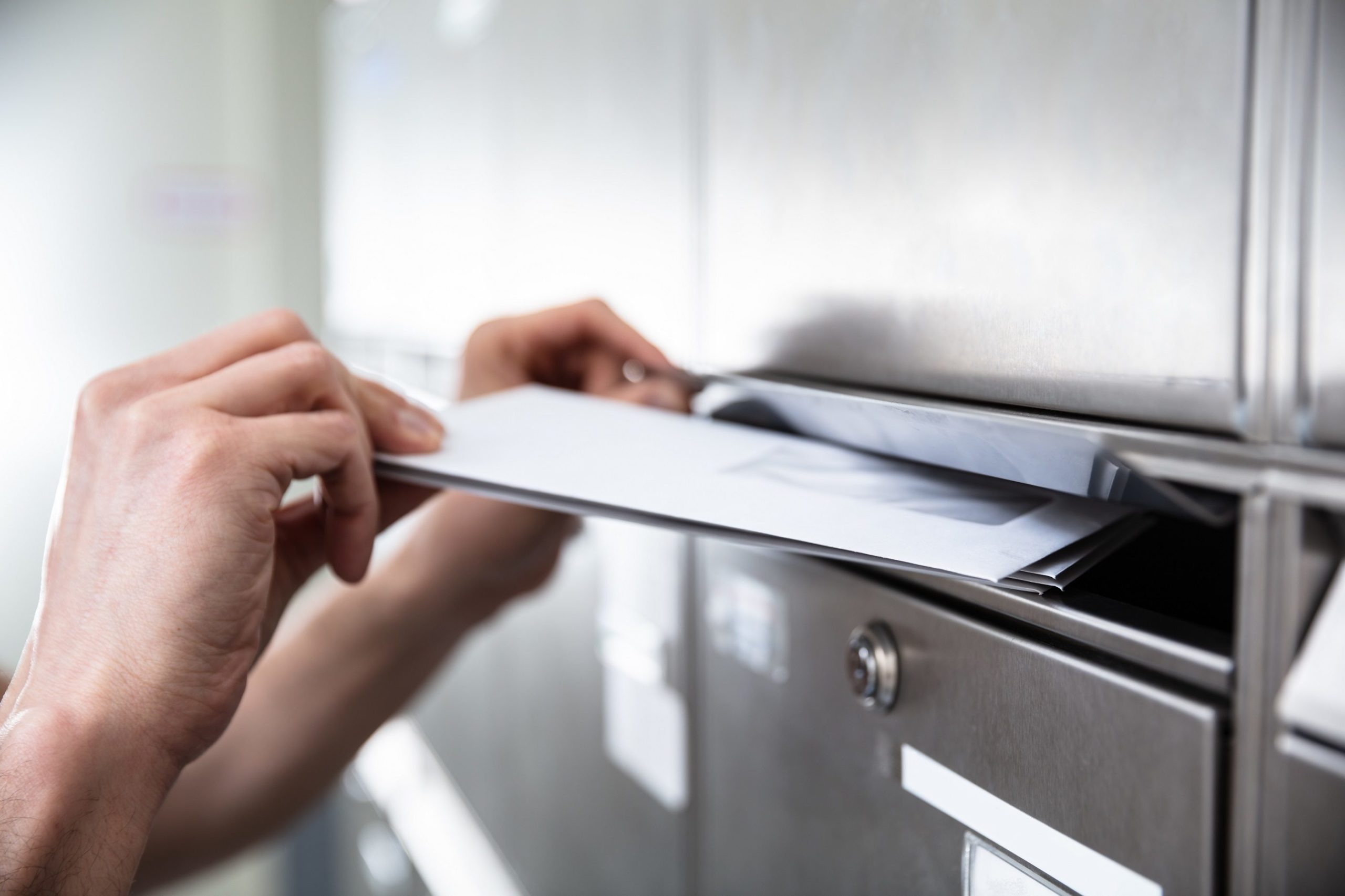 Briefzustellung zu Hause am Briefkasten