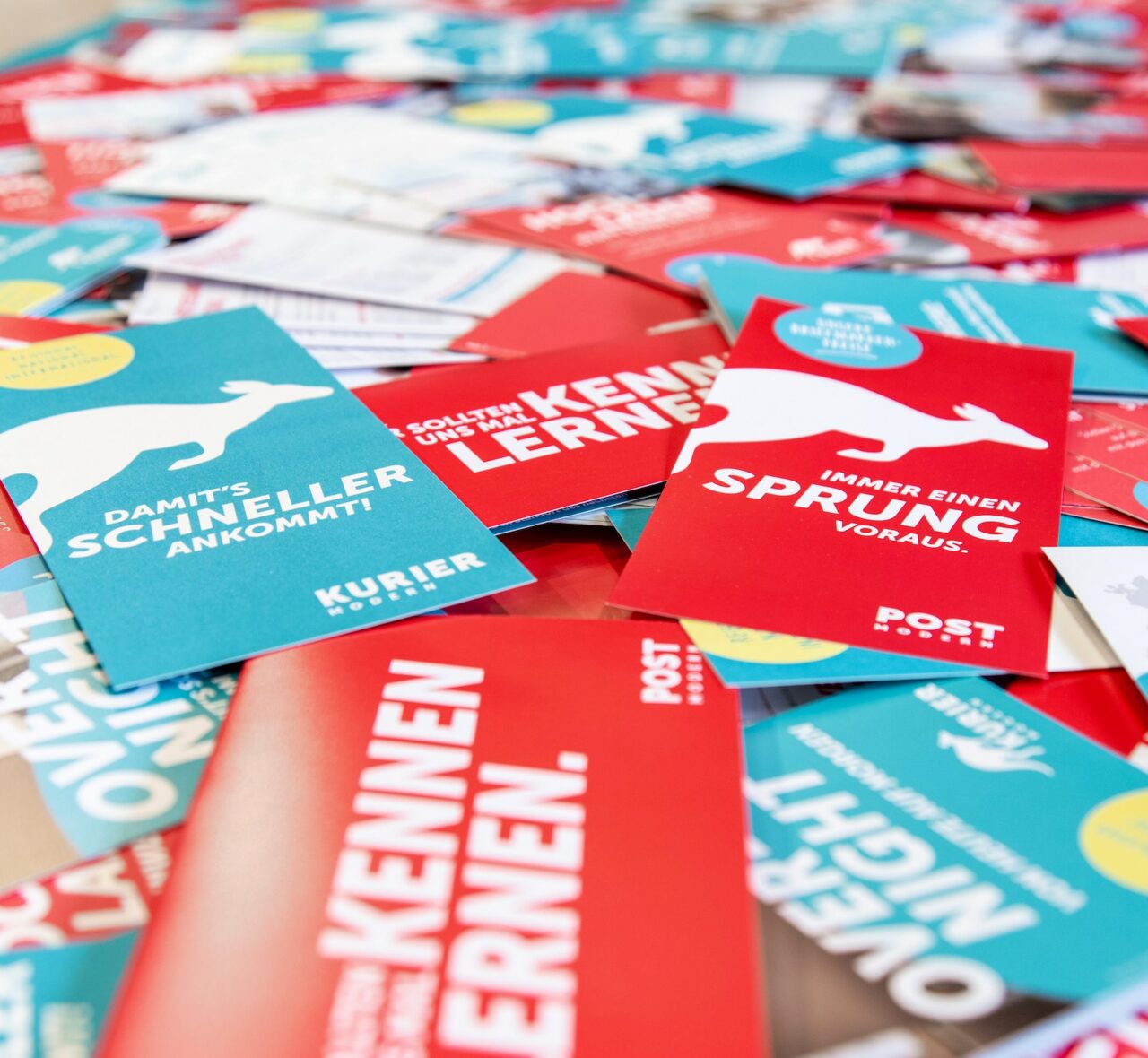 Das Bild zeigt das unterschiedliche Werbematerial als Infopost am Beispiel PostModern.