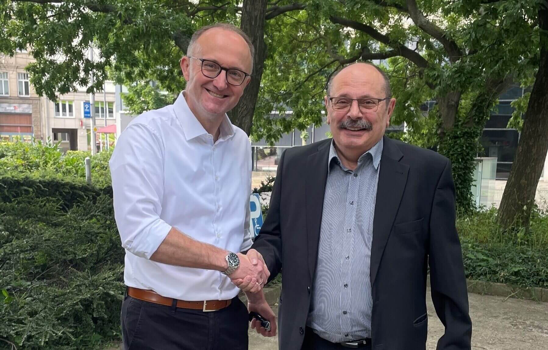 Das Bild zeigt den Handschlag zwischen MediaLogistik-Geschäftsführer Michael Ulbrich und den Geschäftsführer des City-Post-Verbunds Kostas Budassis. Dies besiegelt die Übernahme des Chemnitzer City-Post-Verbunds.