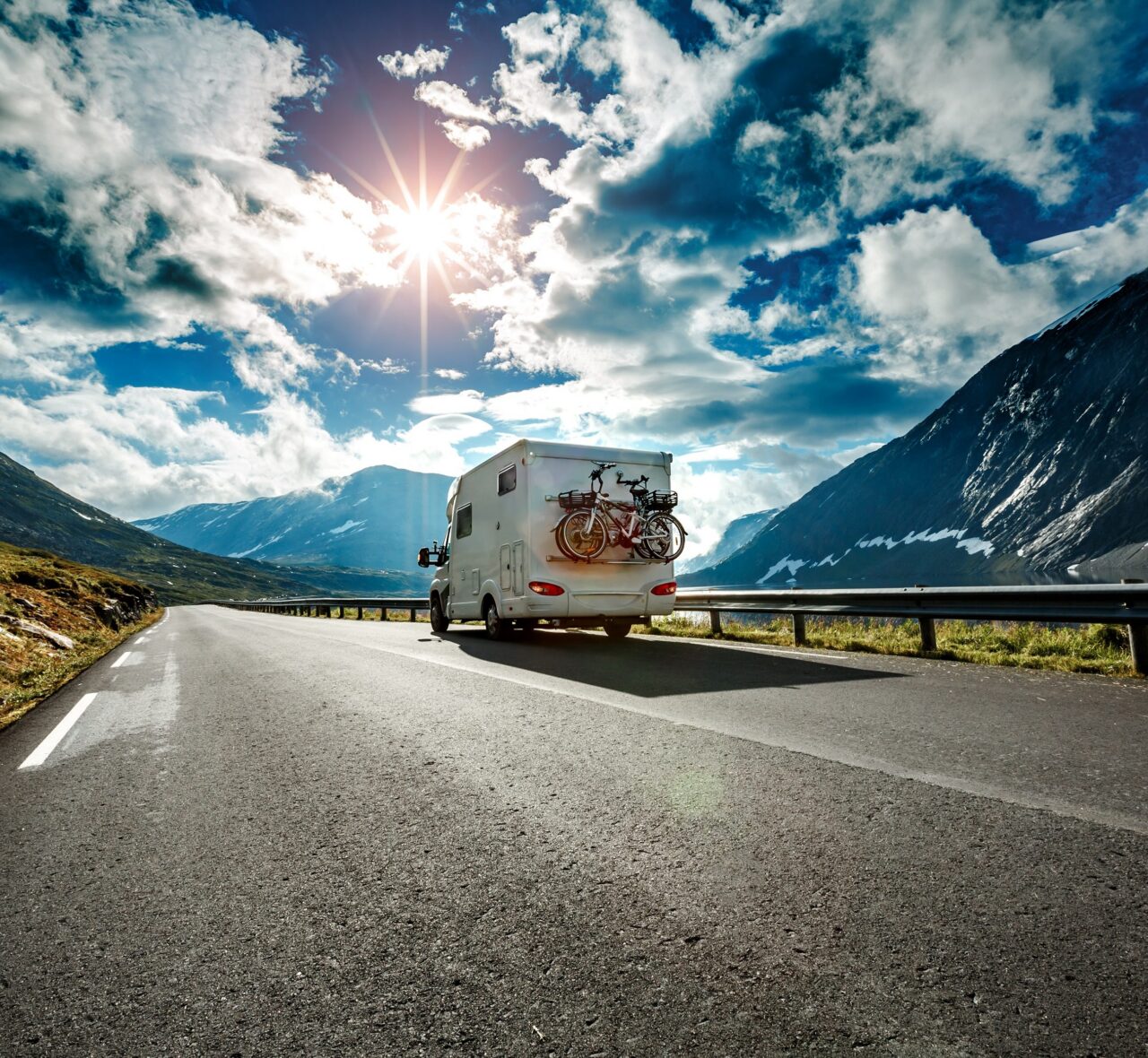 Das Bild zeigt einen Camper in den Bergen - Der Postlagerauftrag ist ideal für längere Urlaube oder Abwesenheiten.