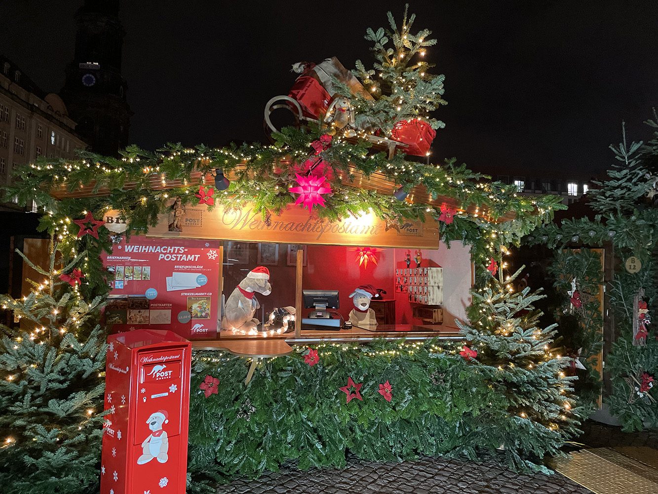 Das Bild zeigt das Weihnachtspostamt auf dem Striezelmarkt Dresden 2023.
