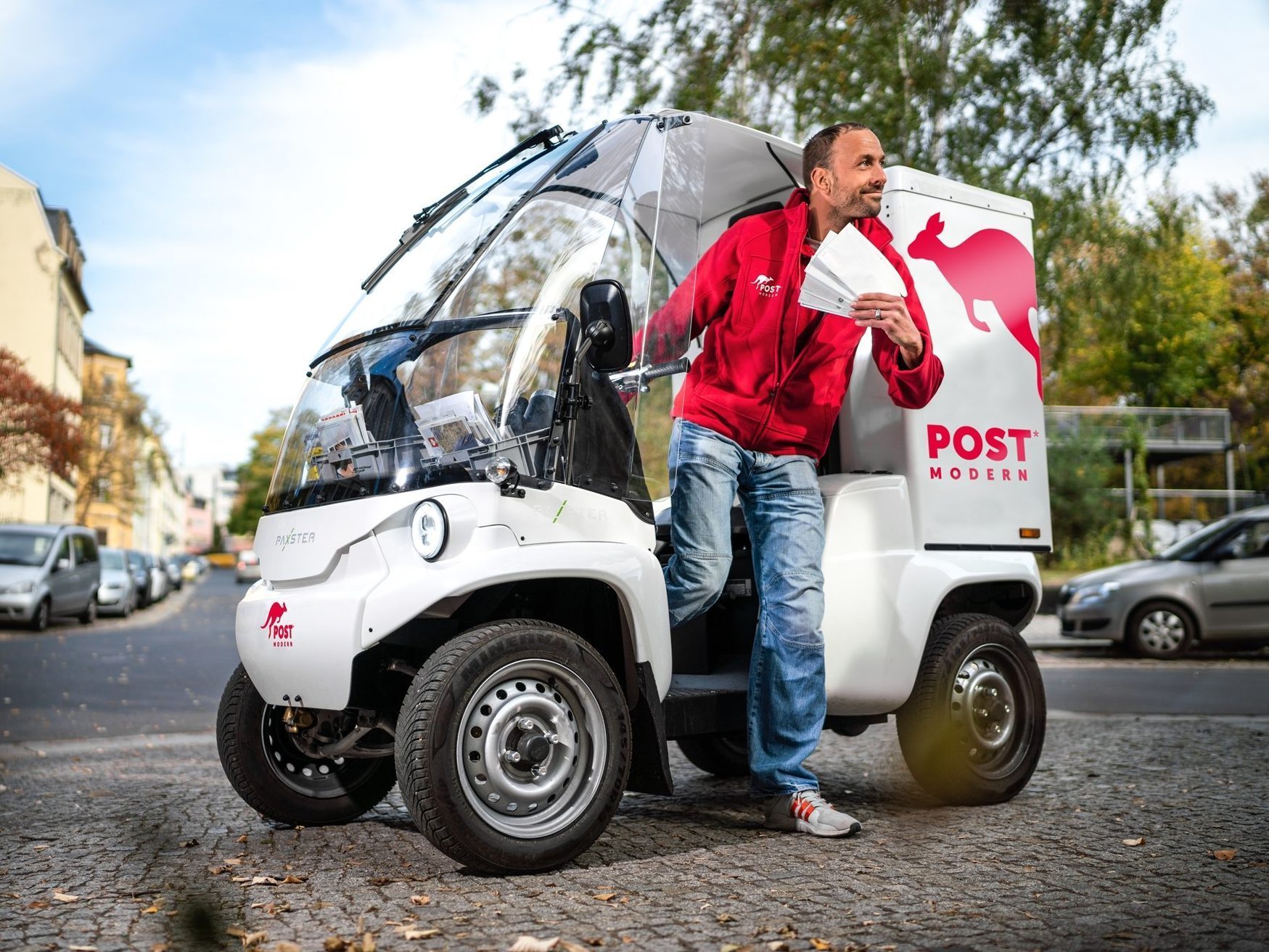 Zusteller fährt mit Paxster in Dresden zum Kunden